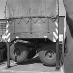 837634 Afbeelding van de demonstratie van een vrachtwagen met oplegger (systeem Huckepack) van de Deutsche Bundesbahn ...